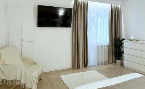 Camera bianca con sedia e finestra di Inga Oasis a Turda