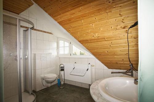 Ένα μπάνιο στο Ferienhaus Strandlatscher Ferienwohnung 03