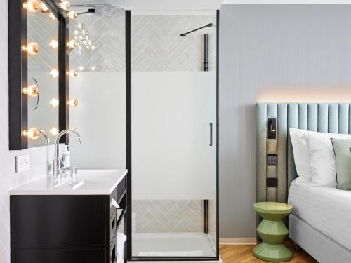 Katil atau katil-katil dalam bilik di H4 Hotel Wyndham Paris Pleyel Resort
