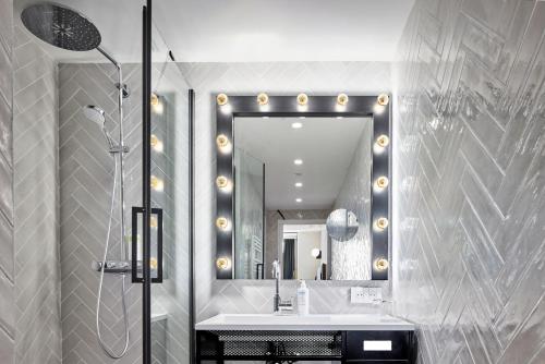 Bilik mandi di H4 Hotel Wyndham Paris Pleyel Resort