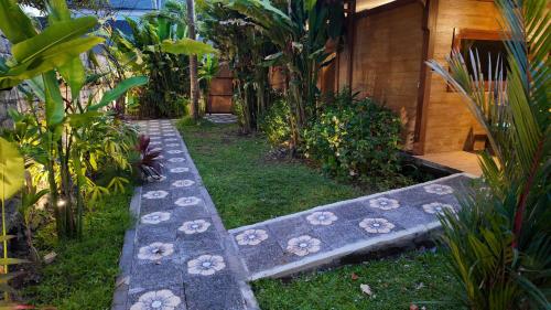 Κήπος έξω από το Private Joglo in heart of Sanur