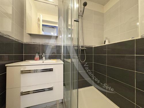 une salle de bain avec douche et lavabo dans l'établissement 4 PERS, 1 CHAMBRE, PLAGES ET COMMERCES A PIED, à Sète
