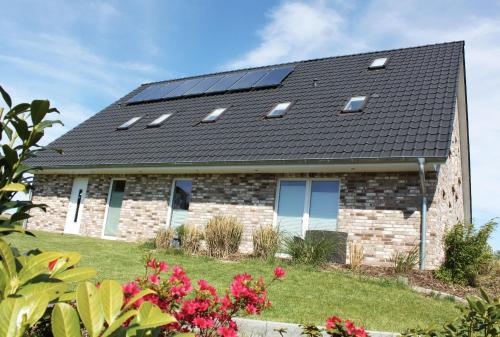 a house with solar panels on the roof at Ferienzimmer 2 Engelmann-Beck in Hanstedt
