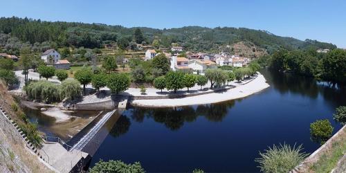 an aerial view of a river with houses and a town at Casinha Pôr do Sol in Aldeia das Dez