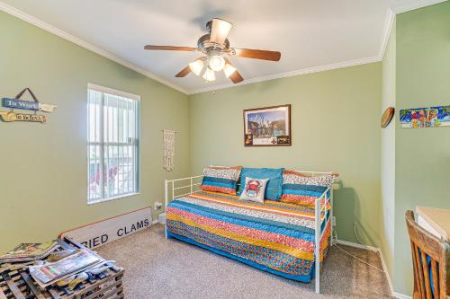 Un pat sau paturi într-o cameră la Swim, Golf and Relax Family Gem in North Fort Myers