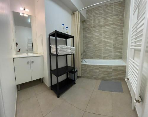 une salle de bain avec une baignoire et un lavabo dans l'établissement 2min walk to Metro, Gustave Roussy, à Villejuif