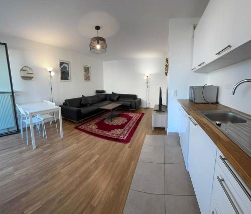 un salon avec un canapé et une table dans l'établissement 2min walk to Metro, Gustave Roussy, à Villejuif