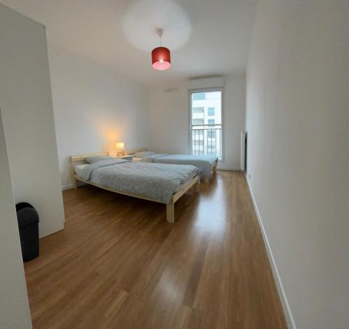 une chambre avec deux lits et une fenêtre dans l'établissement 2min walk to Metro, Gustave Roussy, à Villejuif