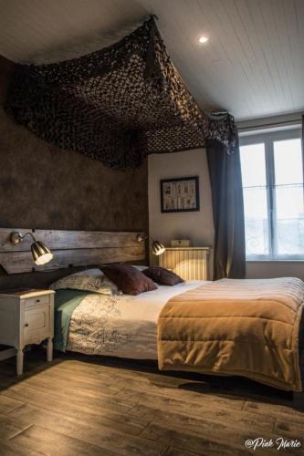 une chambre avec un grand lit et une fenêtre dans l'établissement Chambres d'hôtes Le Pessac, à Vielmur