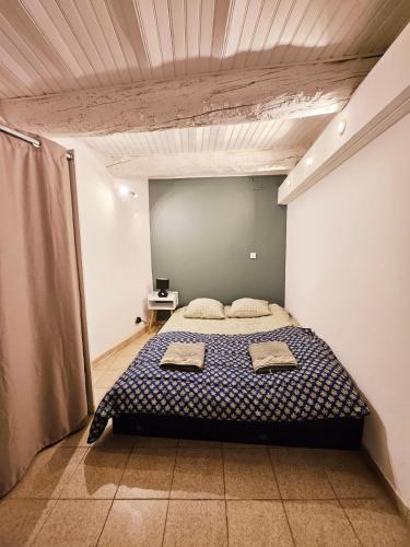 une chambre avec un lit avec deux serviettes dessus dans l'établissement Charmant T2 des bourgades, à Caumont-sur-Durance