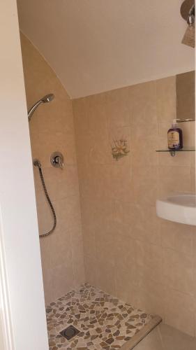 une salle de bain avec douche et lavabo dans l'établissement La Maison des Mots et des Notes, à Roquebrune-Cap-Martin