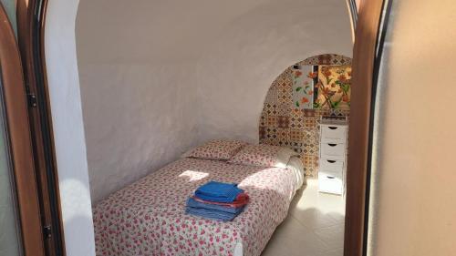 - une petite chambre avec un lit et une commode dans l'établissement La Maison des Mots et des Notes, à Roquebrune-Cap-Martin