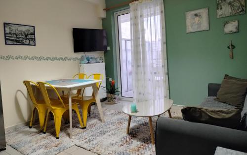 Una televisión o centro de entretenimiento en Sunny Nest
