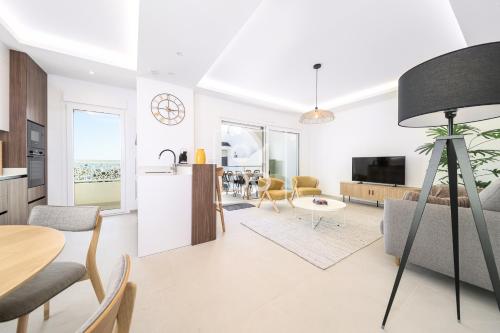 Luz de la Mata Penthouse, Golf, sea and lake views, by OYOOSTAYS