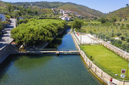 an aerial view of a river with a bridge at Casinha Pôr do Sol in Aldeia das Dez