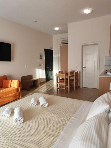 เตียงในห้องที่ Perdika Resort