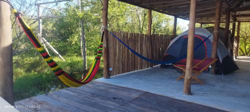 amaca e tenda su un portico di Casa pescadores camping a Isola Holbox