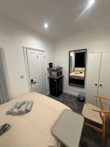 Кровать или кровати в номере Central London Room