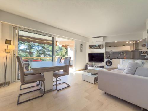 un salon avec une table et un canapé dans l'établissement Le Cozy by Winsome Destination, à Cannes