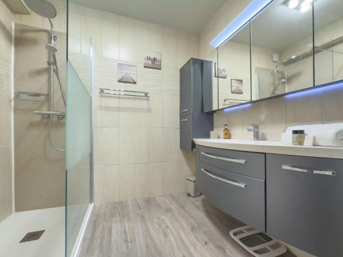 une salle de bain avec douche et lavabo dans l'établissement Le Cozy by Winsome Destination, à Cannes