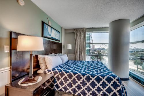 Ένα ή περισσότερα κρεβάτια σε δωμάτιο στο Panoramic Oceanfront Condo OO 3rd Floor