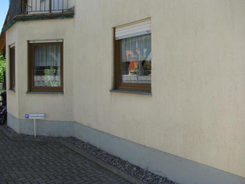 a building with two windows on the side of it at Ferienwohnung Gelhausen in Herbsleben