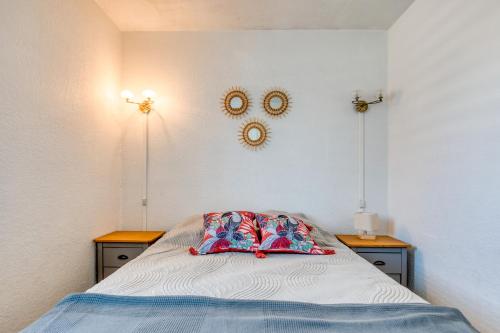 - une chambre avec un lit, 2 tables et 2 miroirs dans l'établissement Super Appart sur l ile des pêcheurs, au Cap d'Agde