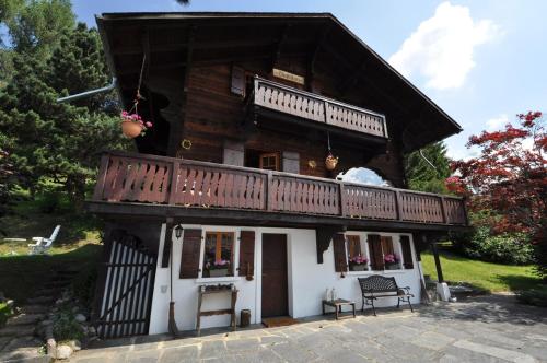 a small house with a balcony on top of it at Chalet Tendre est la Nuit à Gryon - 6 personnes, belle vue, tout confort in Gryon