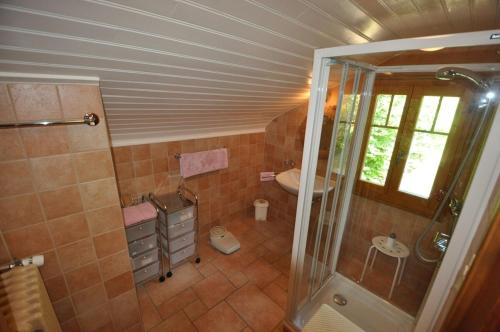 Vannituba majutusasutuses Chalet Tendre est la Nuit à Gryon - 6 personnes, belle vue, tout confort