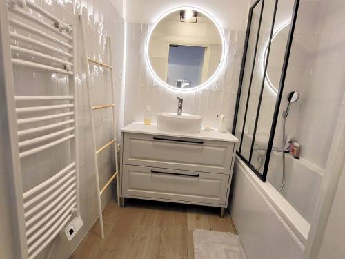 une salle de bain blanche avec un lavabo et un miroir dans l'établissement Appartement T2 - Piscine, Tennis, Parking - À 200m des Plages et Commerces - FR-1-316-299, à Six-Fours-les-Plages