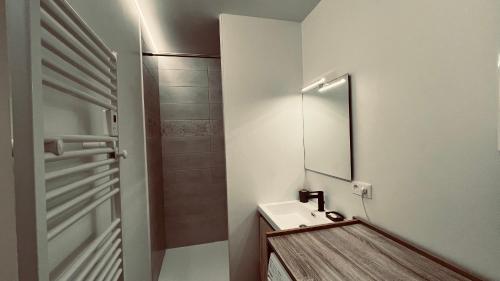 Et badeværelse på L'ensoleillé, T2 face océan