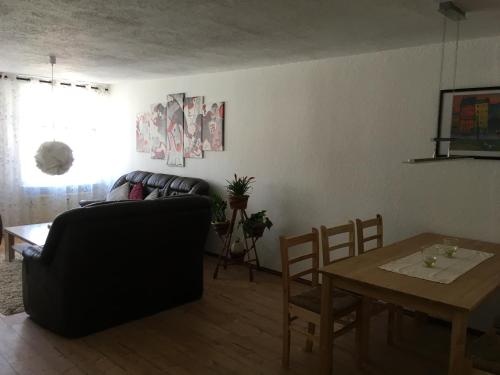 a living room with a couch and a table at frühsonnige Innenstadt-Vollkomfort-Wohnung in Zittau
