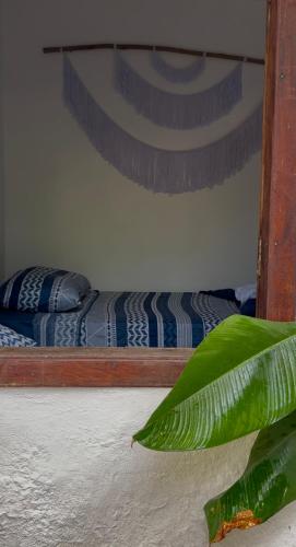 ポルト・セグロにあるSuíte Bem - centro de Caraívaのベッドルーム1室(ベッド1台付)