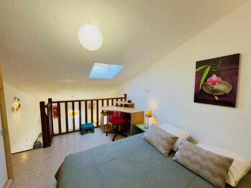 une chambre avec un lit et un bureau dans une pièce dans l'établissement Le Petit Saint Jean - Residadigne - Zeperfectplace, à Digne-Les-Bains