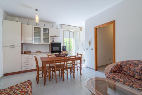a kitchen and dining room with a table and chairs at Villa Amore - San Lorenzo in San Lorenzo