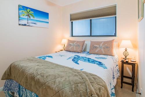 Katil atau katil-katil dalam bilik di Leslie's Seaside Suite at Cherry Grove