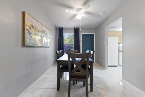 a dining room with a table and chairs at Ocean Breeze A Relaxing Coastal Getaway Near Top Attractions in Gulfport