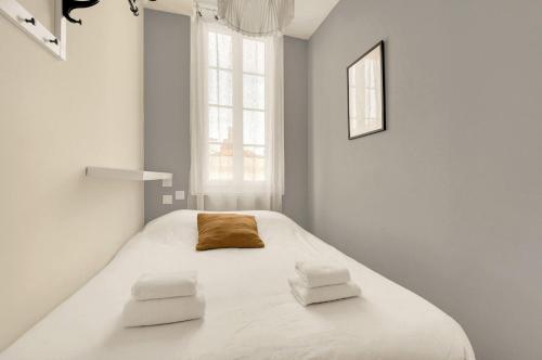 - une chambre blanche avec un grand lit et 2 oreillers dans l'établissement Tierra Andina - En centre-ville, à Toulouse