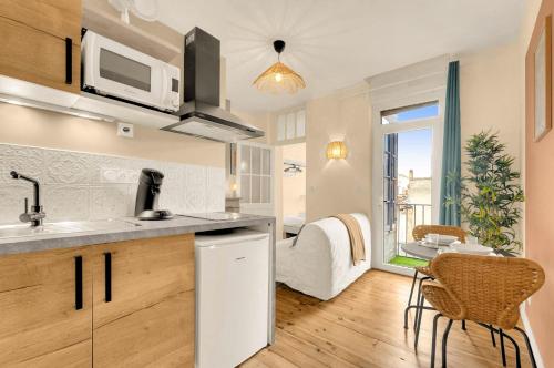 une cuisine avec un évier et un micro-ondes dans l'établissement Tierra Andina - En centre-ville, à Toulouse