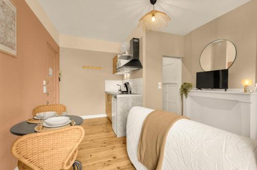 Cette chambre comprend un lit, une table et une cuisine. dans l'établissement Tierra Andina - En centre-ville, à Toulouse