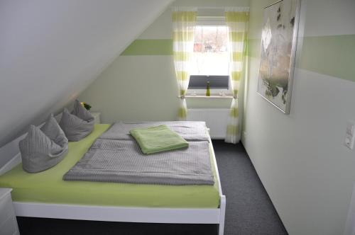 a small room with a bed with a green mattress at Ferienwohnungen Arkonablick Schneidereit in Lohme