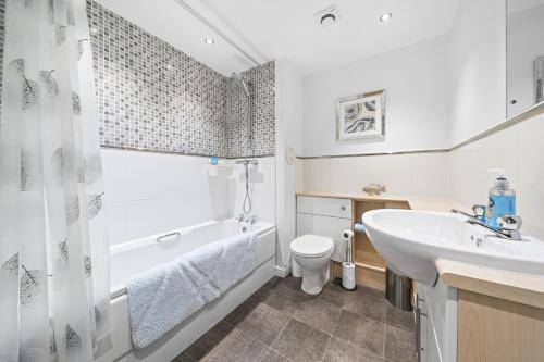 a bathroom with a sink and a tub and a toilet at Slateford 2 Bedroom Apartment - Edinburgh in Edinburgh