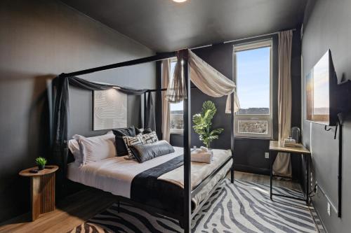 Ένα ή περισσότερα κρεβάτια σε δωμάτιο στο Cozy 1 King BR, Gym, Free Parking, 8mins Train