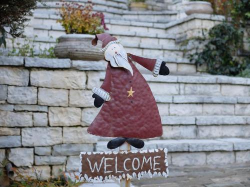 a stuffed animal is on top of a welcome sign at Artsistas Houses in Aristi