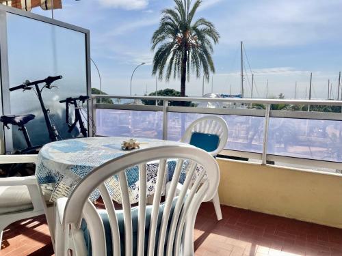 un balcon avec une table et des chaises et une vue sur l'océan dans l'établissement Studio face port et mer, à Menton