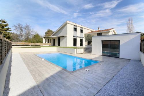 une piscine dans l'arrière-cour d'une maison dans l'établissement Villa 200m2 à 15 min du centre ville de Toulouse, à Balma