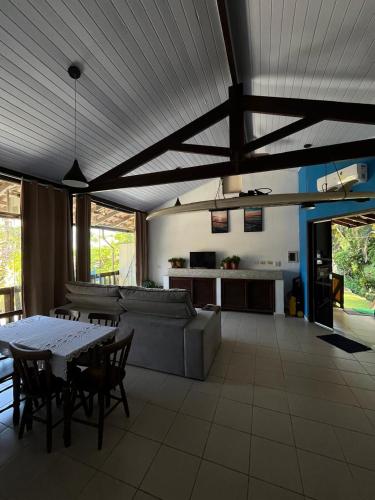 a living room with a table and a couch at Solaris do Una in São Sebastião