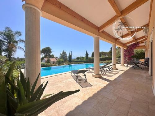 une vue extérieure d'une villa avec piscine dans l'établissement Villa Les Freesias - Grande Piscine - Vue sur Mer, à Carqueiranne