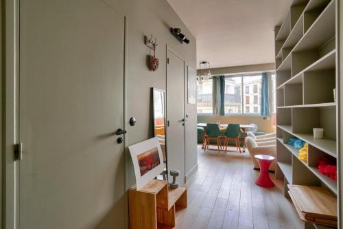 Cette chambre dispose d'un couloir avec une porte et d'un salon. dans l'établissement 1BR Flat with Balcony near the Eiffel Tower, à Paris