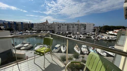 Precioso piso con vista al canal y piscina en roses AV-69